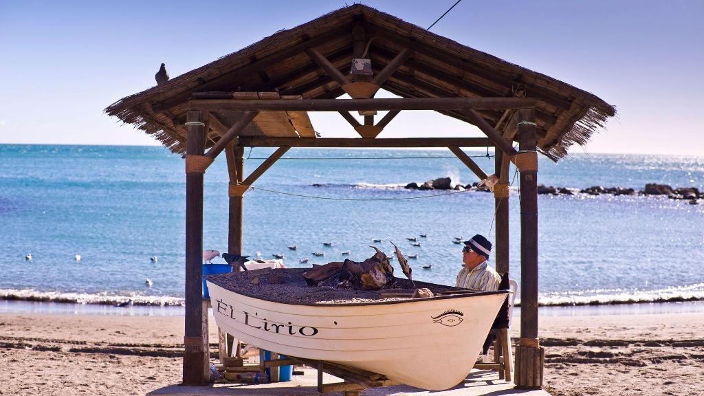 Barca de espetos en un chiringuito junto al mar