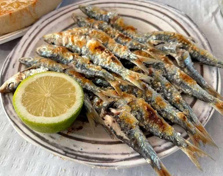 Espetos de sardinas en un chiringuito de El Palo